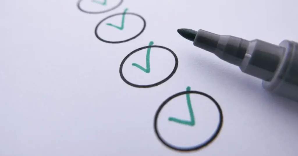 قائمة اختيار بعلامات صح خضراء وقلم تعبر عن اختبار الثقافة المالية