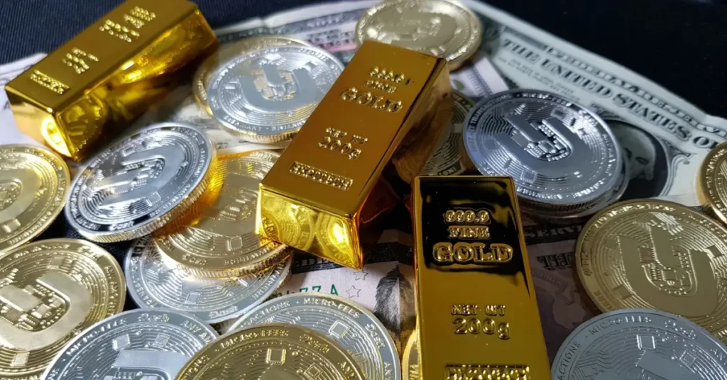 سبائك ذهب وعملات فضية وأوراق دولار